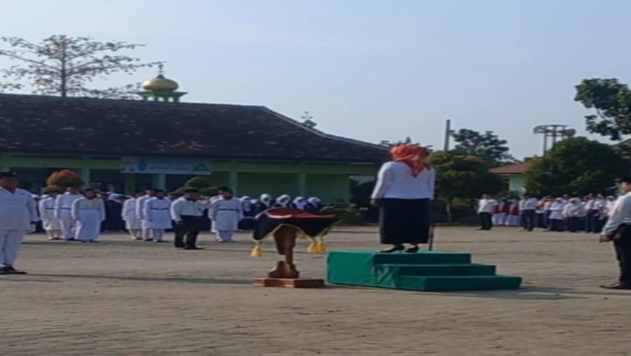 MTs Negeri 2 Bandar Lampung Gelar Upacara Peringatan Hari Kemerdekaan Republik Indonesia Ke-78