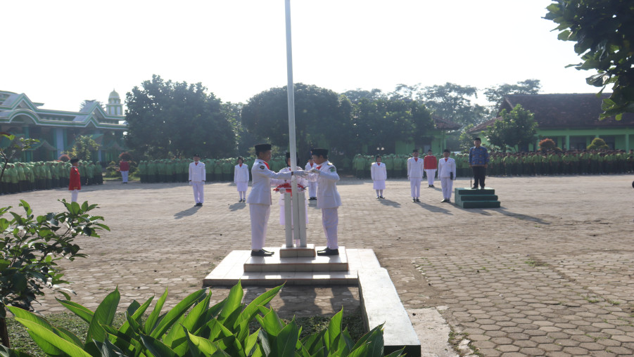 Upacara Peringatan Hari Kesaktian Pancasila di MTsN 2 Bandar Lampung: Tanamkan Jiwa Pejuang Melalui Belajar
