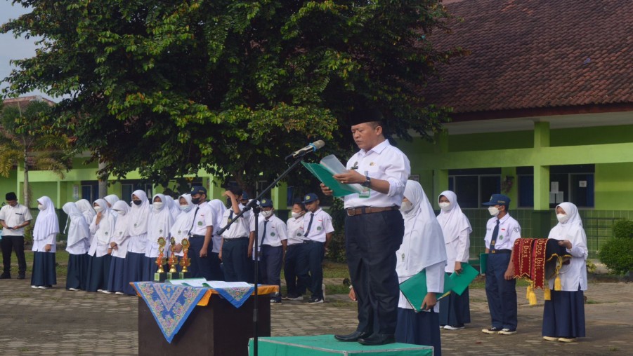 MTs Negeri 2 Bandar Lampung Gelar Upacara Pelantikan Kepengurusan OSIM