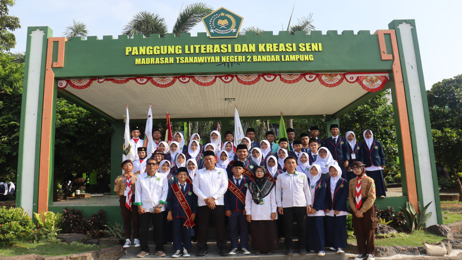 MTsN 2 Bandar Lampung Gelar Upacara dan Lantik Pengurus OSIM Baru Masa Bakti 2025-2026.