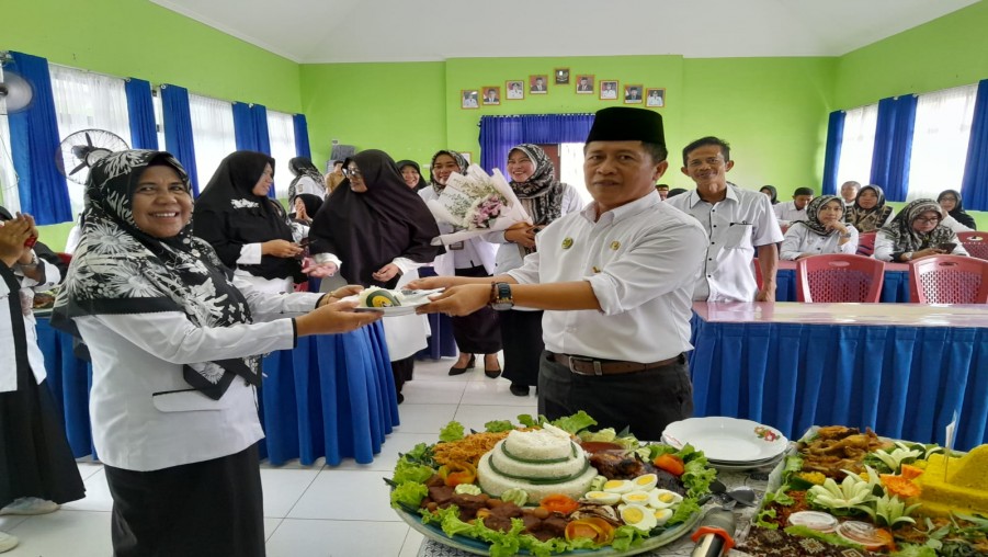 MTs Negeri 2 Bandar Lampung Gelar Upacara Peringatan Hari Guru